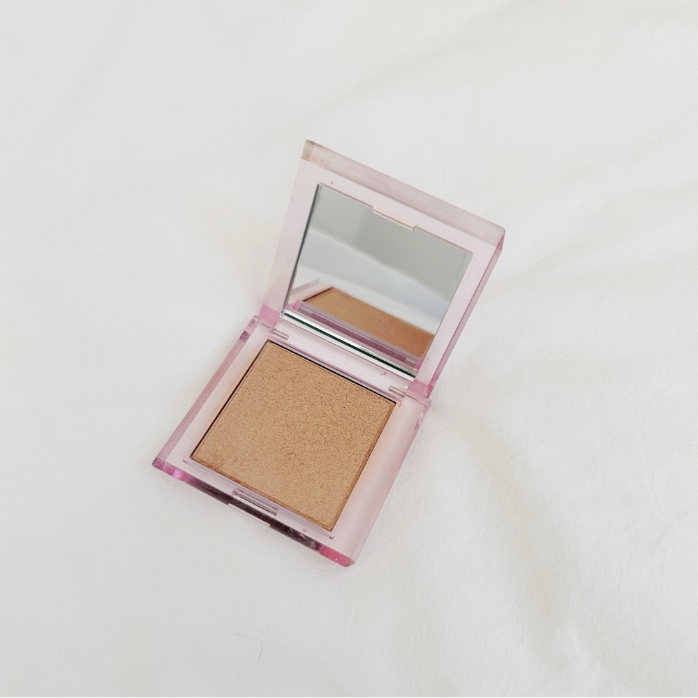 LIKE NEW! ABOUT FACE LIGHT LOCK POWDER!